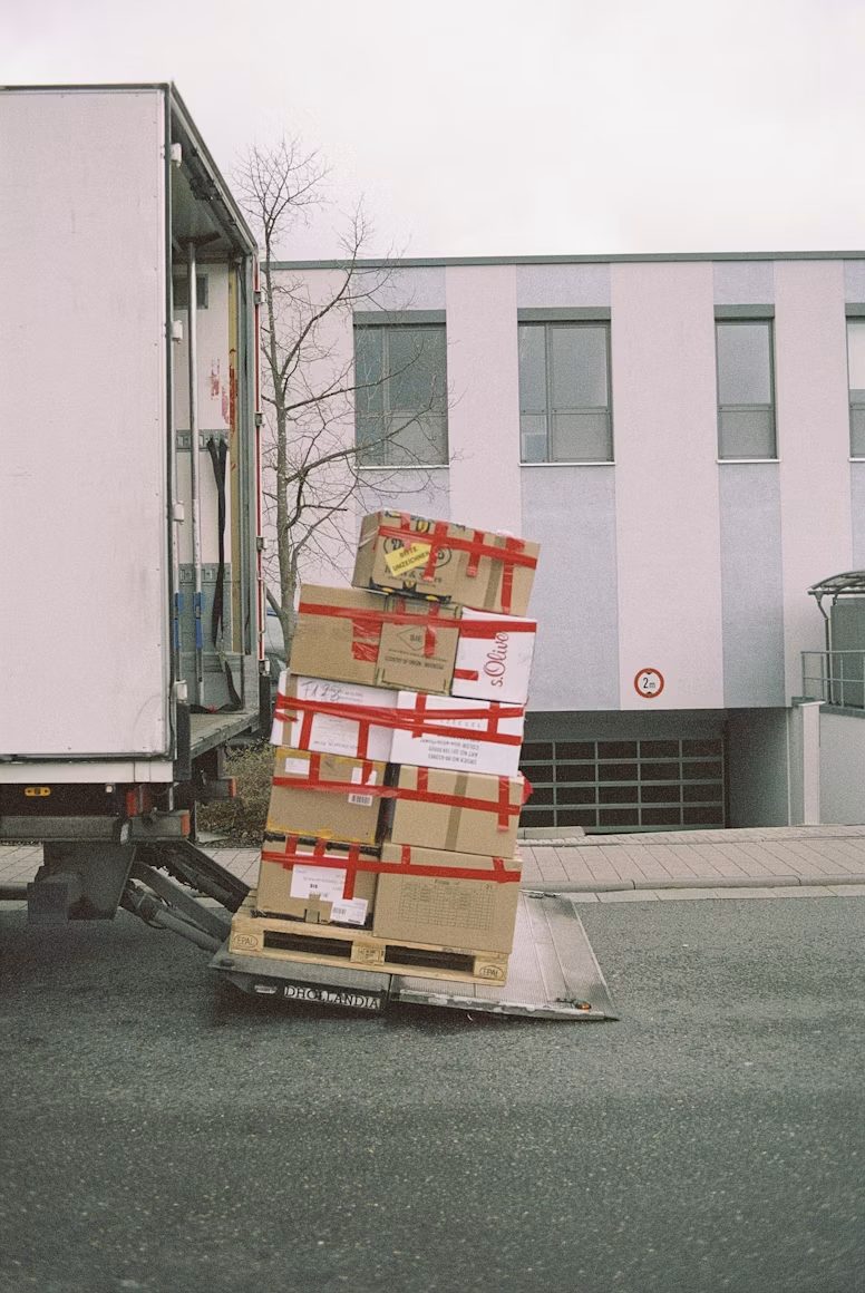 Entrümpelung Köln – Team beim Abtransport von Möbeln